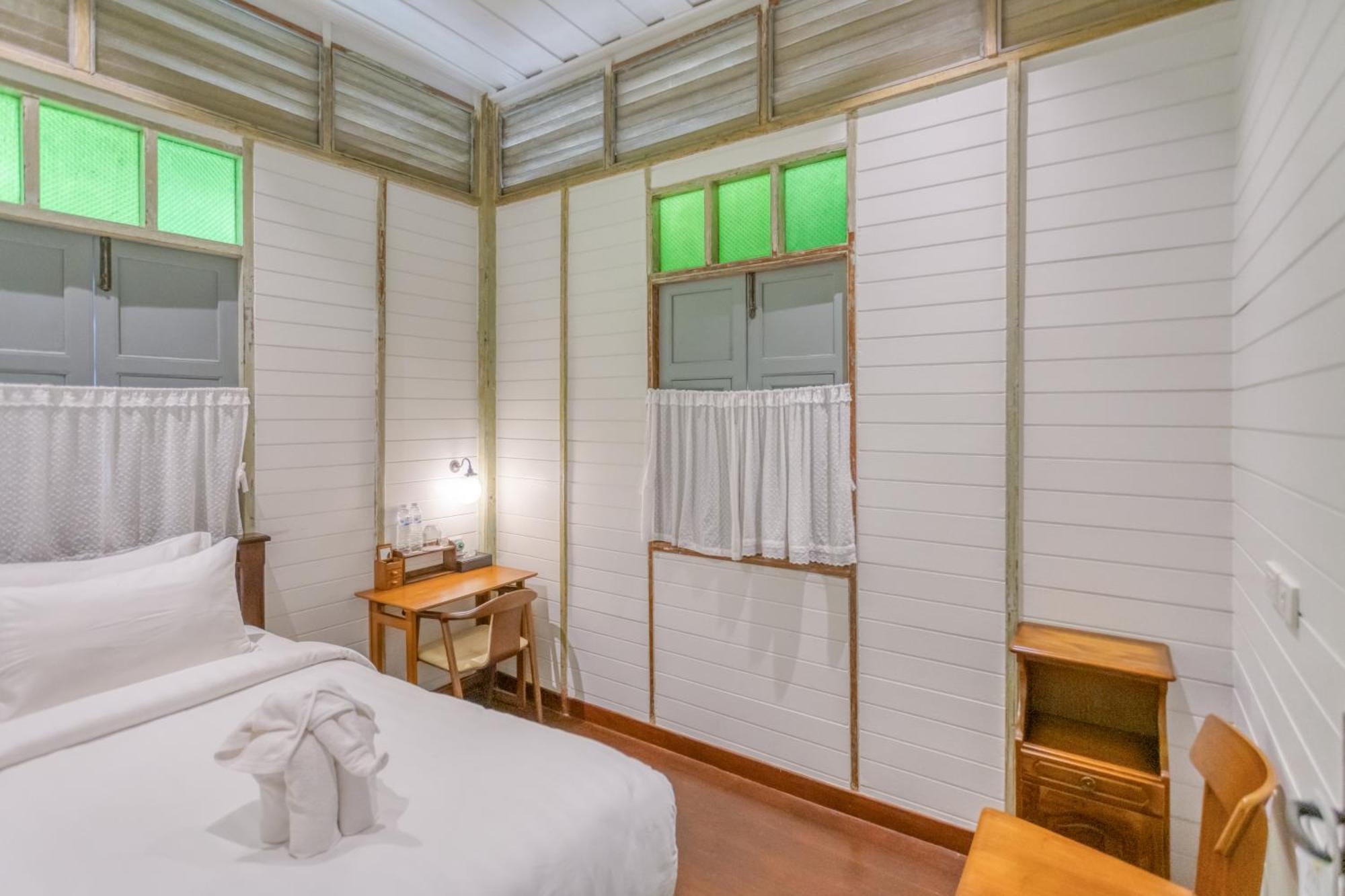 Priya Boutique House Bed & Breakfast Bangkok Exterior photo