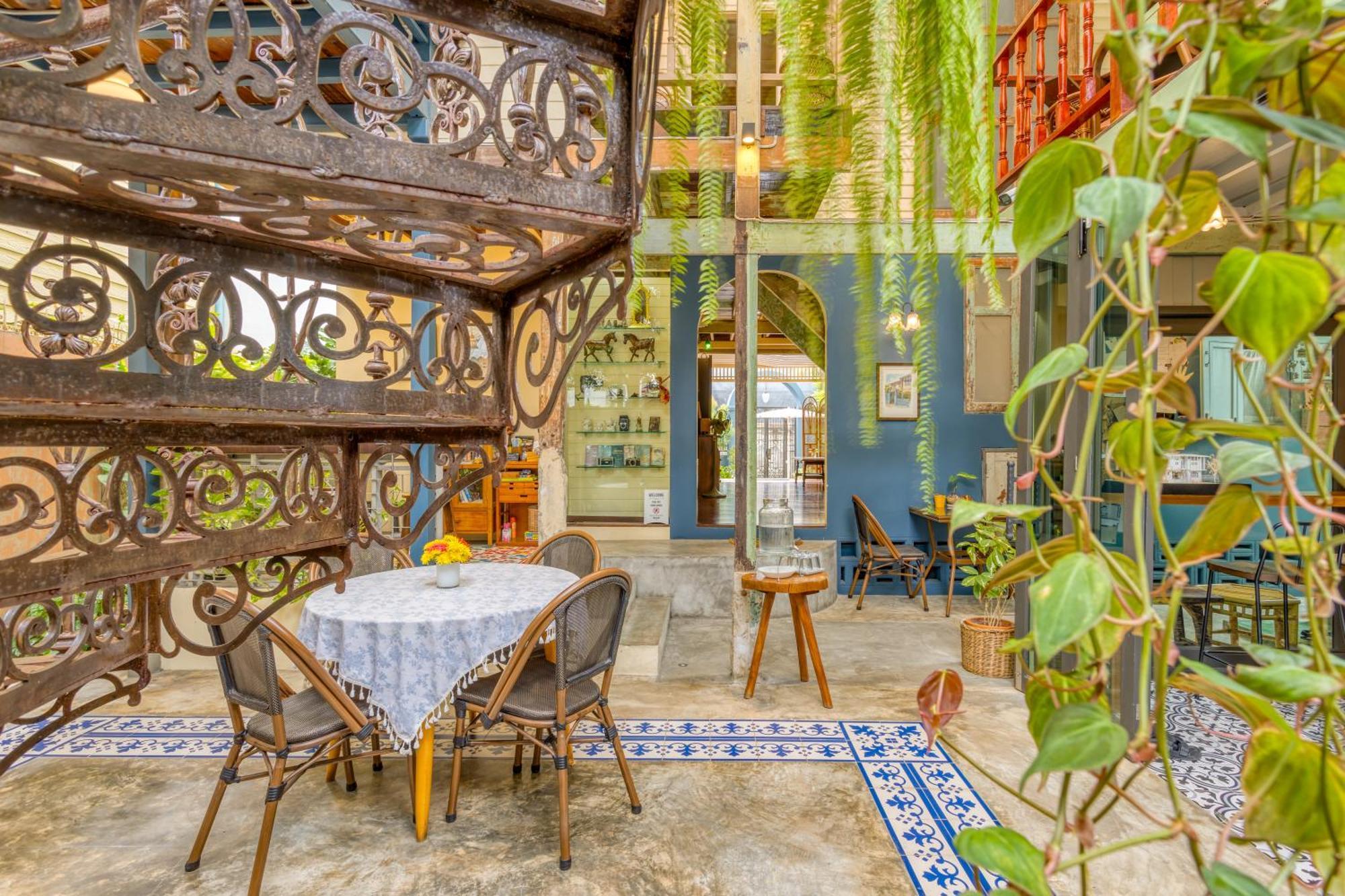 Priya Boutique House Bed & Breakfast Bangkok Exterior photo