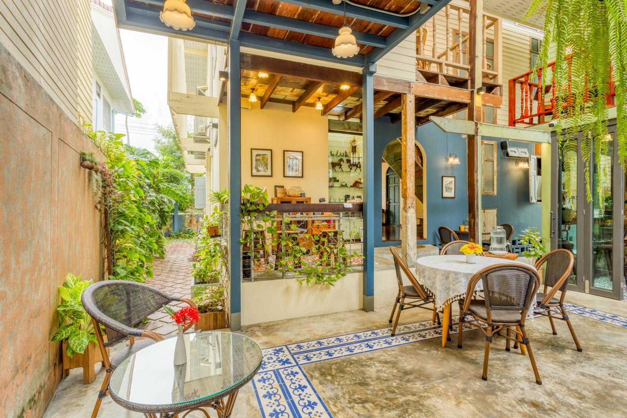 Priya Boutique House Bed & Breakfast Bangkok Exterior photo